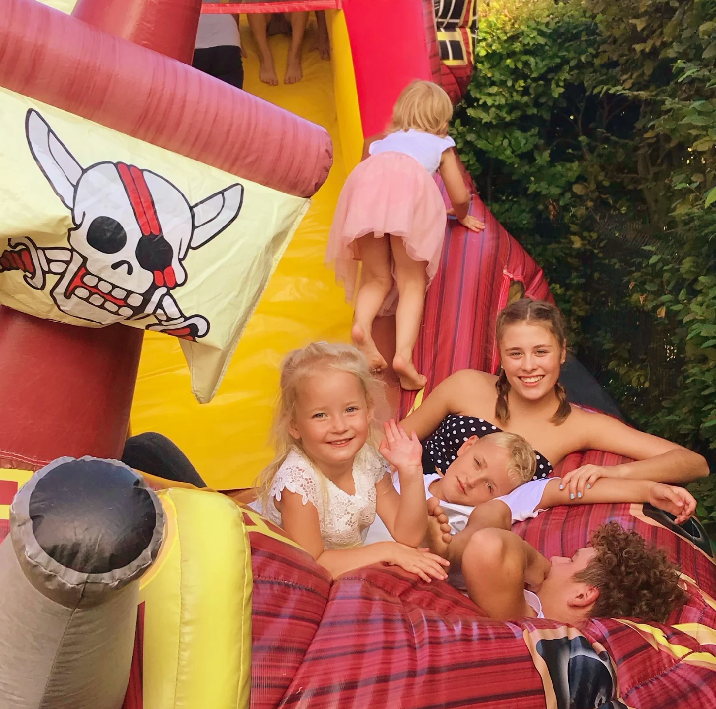 Kinder haben Spaß auf Hüpfburg bei Papaya Events Delbrück